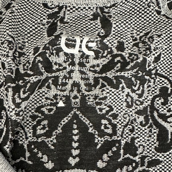 ATHLETIC ESSENTIALS Women’s Gray Black Print Yoga Athletic L/S Top R $79 - Picture 3 of 8